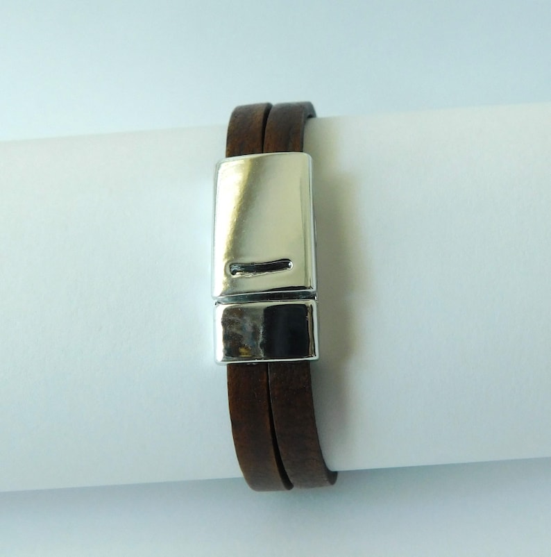 Watch for women with a leather band. Retro minimalist style. Custom size. Magnetic clasp. 画像 16