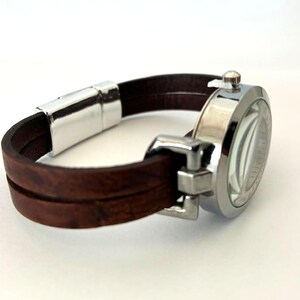 Watch for women with a leather band. Retro minimalist style. Custom size. Magnetic clasp. 画像 3