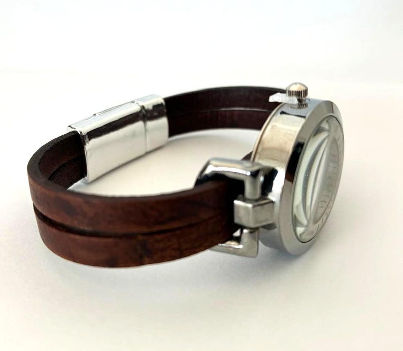 Watch for women with a leather band. Retro minimalist style. Custom size. Magnetic clasp. 画像 3
