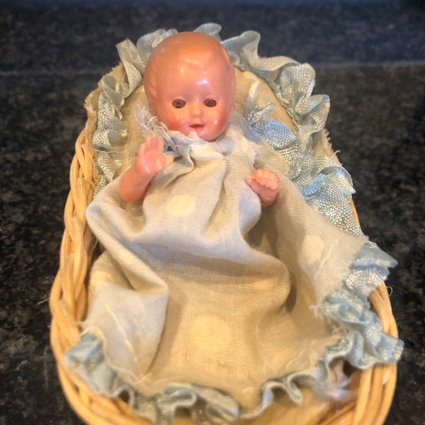 Antique Allemand Mini Babydoll en plastique dans le panier en osier