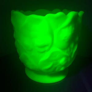Fenton Green Custard Glass &quot;Water Lily&quot; Jarrón
