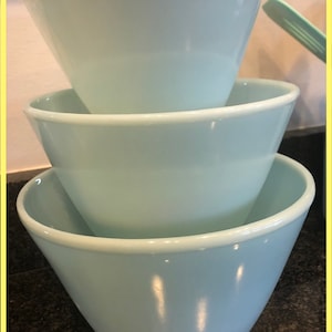 Zestaw szklanych misek odpornych na zachlapanie w stylu vintage „Turquoise Blue” (Delphite) firmy Fire King