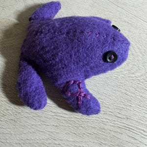Grenouille de sensibilisation à la maladie de Crohn avec sac de stomie