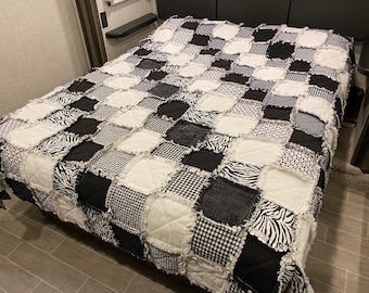 Zebra - Queen Size Patchwork Rag Quilt with Pockets