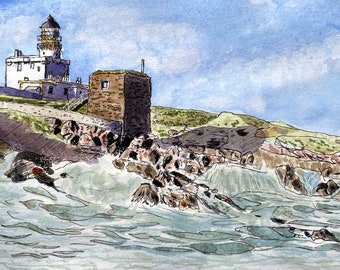Pode incluir: Pintura em aquarela de um farol em uma costa rochosa. O farol branco tem um topo preto e fica no topo de um edifício branco. Um edifício de pedra fica ao lado do farol. O mar está agitado com ondas quebrando nas rochas sob um céu azul.