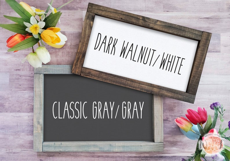 Op de afbeelding: Twee houten borden met verschillende verfkleuren en tekst. Het bovenste bord is donkerwalnoot met witte tekst die "DARK WALNUT/WHITE" luidt. Het onderste bord is klassiek grijs met grijze tekst die "CLASSIC GRAY/GRAY" luidt.