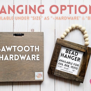 Op de afbeelding: Twee houten borden met verschillende ophangopties. Het eerste bord is een bruin houten bord met de tekst "SAWTOOTH HARDWARE" in wit gedrukt. Het tweede bord is een bruin houten bord met de tekst "BEAD HANGER AVAILABLE FOR 6X6, 8X8, 10X10 (7.75") (10.25") (13") APPROXIMATE LENGTH" in wit gedrukt. Het bord is bevestigd aan een witte kralenketting.