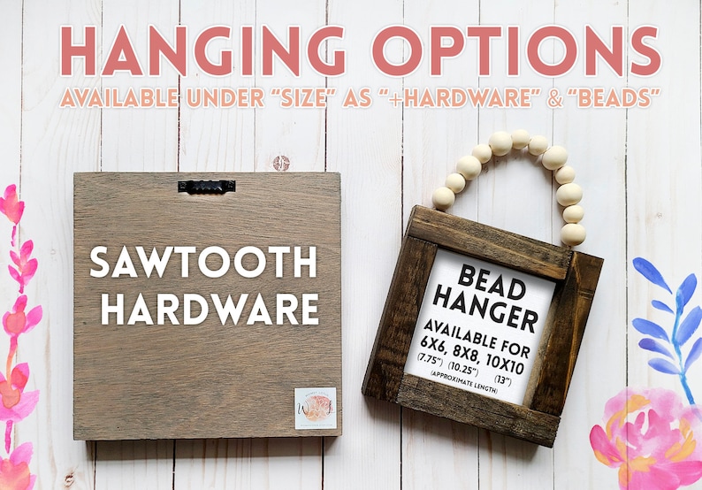 Op de afbeelding: Twee houten borden met verschillende ophangopties. Het eerste bord is een bruin houten bord met de tekst "SAWTOOTH HARDWARE" in wit gedrukt. Het tweede bord is een bruin houten bord met de tekst "BEAD HANGER AVAILABLE FOR 6X6, 8X8, 10X10 (7.75") (10.25") (13") APPROXIMATE LENGTH" in wit gedrukt. Het bord is bevestigd aan een witte kralenketting.