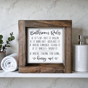 Letrero rústico de madera con reglas de baño, marco humorístico y divertido.