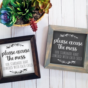 Letrero rústico de madera de granja con texto "Por favor, disculpe el desorden", letrero enmarcado con humor divertido.