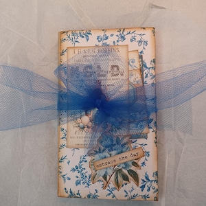 Mini folio vintage de primavera de 15 x 8,25 cm, con temática de primavera azul, ocho secciones, 12 bolsillos, 32 tarjetas de diario a juego y etiquetas efímeras.