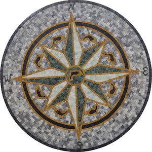Könnte beinhalten: Eine runde Mosaik-Kompassrose mit einem weißen, grünen und goldenen Sternmuster. Die Kompasspunkte sind mit den Buchstaben N, S, E und W gekennzeichnet.