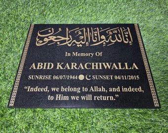 Puede incluir: Una placa conmemorativa rectangular negra con texto grabado en oro y un borde decorativo. Presenta caligrafía árabe, el nombre ABID KARACHIWALLA, fechas con iconos de sol y luna, y la cita, Indeed, we belong to Allah.