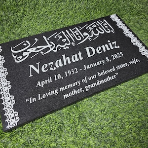 Muslimsk svart granitminnessten med Inna lillahi wa inna ilayhi raji'un kalligrafi