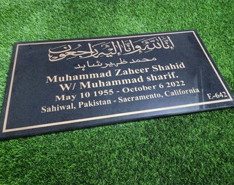 Op de afbeelding: Een zwarte granieten grafsteen met gouden letters. De inscriptie luidt: "إنا لله وانا اليه راجعو محمد ظہیر شاہد Muhammad Zaheer Shahid W/Muhammad sharif. May 10 1955 - October 6 2022 Sahiwal, Pakistan - Sacramento, California E-642"