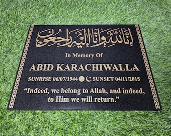 Op de afbeelding: Zwarte rechthoekige gedenkplaat met gouden letters en rand. De tekst bevat Arabisch schrift, "In Memory Of ABID KARACHIWALLA", data en een citaat. De plaat ligt op groen gras.