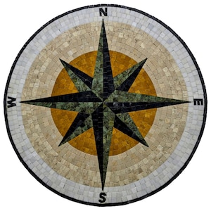 Peut inclure: Une rose des vents circulaire en mosaïque. La rose des vents présente une étoile centrale dans des tons de noir et de vert, entourée de cercles concentriques beiges, dorés et blancs. Les points cardinaux sont marqués par les lettres N, E, S et W.