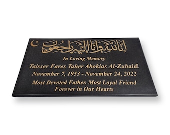 Op de afbeelding: Een zwarte granieten gedenkplaat met gouden letters. De plaat bevat een islamitische inscriptie, de woorden "In Loving Memory", de naam "Taisser Fares Taher Abokias Al-Zubaidi", de data "7 november 1953 - 24 november 2022" en de zinnen "Most Devoted Father. Most Loyal Friend" en "Forever in Our Hearts".
