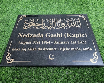 Puede incluir: Una placa conmemorativa rectangular de granito negro con texto grabado en color dorado. La inscripción incluye caligrafía árabe, el nombre Nedzada Gashi (Kapic), las fechas 31 de agosto de 1964 - 1 de enero de 2023, una oración y una luna creciente.