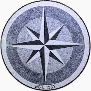 Peut inclure: Un motif de carrelage en mosaïque circulaire avec une rose des vents noire et blanche sur un fond gris. Le texte "EST. 1961" est imprimé en bas du motif.