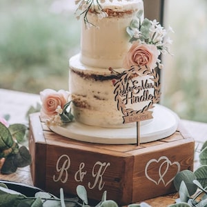 Soporte hexagonal de madera para tartas de boda: Exhibición personalizada en varios niveles
