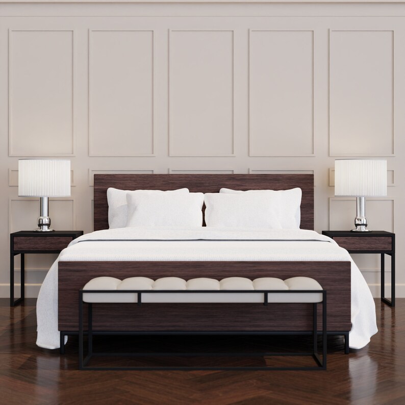 Puede incluir: Una cama con un cabecero blanco y ropa de cama blanca. Dos l&aacute;mparas blancas con pantallas blancas est&aacute;n en mesitas de noche a cada lado de la cama. Un banco blanco est&aacute; al pie de la cama.