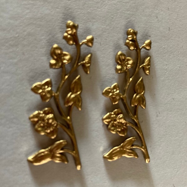 Set van 2 Leaf Vines 1 1/2" lang en 5/15 inch breed Raw Brass Stampings, Ful A5645