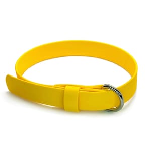 Op de afbeelding: Een felgele rubberen hondenriem met een zilveren metalen gesp.