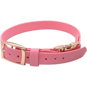Puede incluir: Un collar rosa s&oacute;lido con una correa de acabado mate suave, una hebilla de metal en oro rosa, una trabilla met&aacute;lica a juego y un cierre de clip en oro rosa. La correa incluye varios orificios preperforados para un ajuste seguro y preciso.