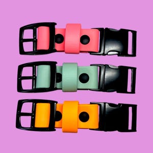 Puede incluir: Tres collares ajustables con correas lisas de colores s&oacute;lidos en rosa ne&oacute;n, verde menta y naranja brillante. Cada collar incluye una hebilla de pl&aacute;stico negra de liberaci&oacute;n lateral, una hebilla de metal negra, una trabilla a juego y dos remaches negros.