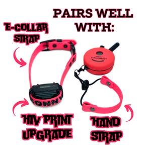 Puede incluir: Una correa de collar electr&oacute;nico rosa brillante con letras negras, un mando redondo rojo Mini Educator con antena negra y una correa de mano rosa a juego. El texto incluye PAIRS WELL WITH, E-COLLAR STRAP, HIV PRINT UPGRADE y HAND STRAP.