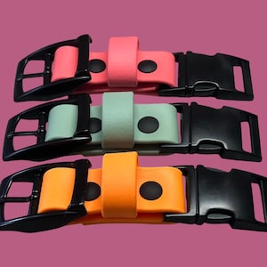 Puede incluir: Tres collares ajustables en rosa ne&oacute;n, verde menta y naranja brillante. Cada collar cuenta con una hebilla de pl&aacute;stico negra de liberaci&oacute;n lateral, una hebilla de metal negra, una trabilla del mismo color y dos remaches negros.