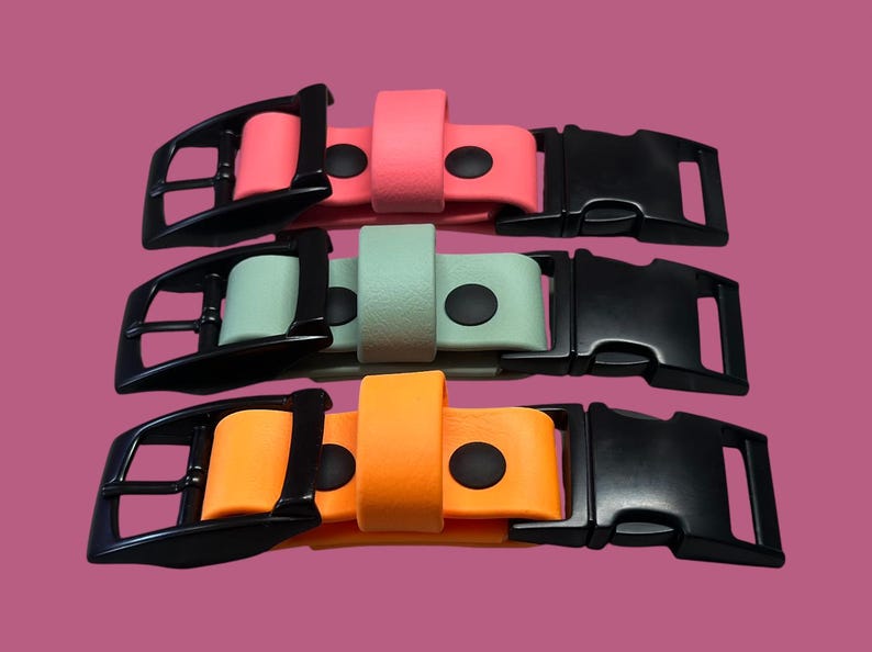 Puede incluir: Tres collares ajustables en rosa ne&oacute;n, verde menta y naranja brillante. Cada collar cuenta con una hebilla de pl&aacute;stico negra de liberaci&oacute;n lateral, una hebilla de metal negra, una trabilla del mismo color y dos remaches negros.