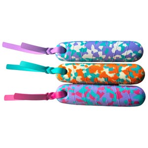 Op de afbeelding: Drie kleurrijke springtouwhandvatten met een camouflagepatroon. De handvatten zijn in tinten paars, turquoise en oranje. Elk handvat heeft een bijpassende gekleurde lus aan het uiteinde.