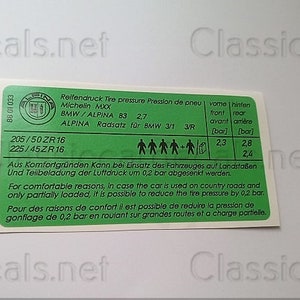 Könnte beinhalten: Grüner und weißer Aufkleber mit Informationen zum Reifendruck für einen BMW/ALPINA. Enthält Reifengrößen 205/50ZR16 und 225/45ZR16, mit Druckwerten in bar. Alpina-Logo und Text auf Englisch, Französisch und Deutsch.