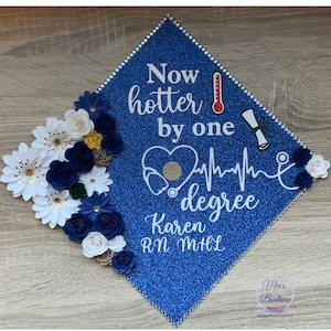 Benutzerdefinierte personalisierte Abschlussmütze Topper Nursing Grad Cap Blumen Blau weiße Glitter Benutzerdefinierte Strass
