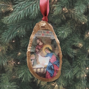 Decorazione per albero di Natale con scena della Natività, decorazione religiosa, decorazione ecologica di Gesù Bambino riciclato, decorazione di ostrica dorata
