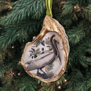 Adorno de pelícano, adorno navideño vintage, pájaro de la fauna de Luisiana, adorno navideño de ostra, ostra dorada reciclada para Navidad.
