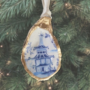 Adorno para árbol de Navidad con diseño chinoiserie de pagoda en azul y blanco, adorno de concha de ostra con azulejos vintage, regalo para anfitriona, tela vintage asiática