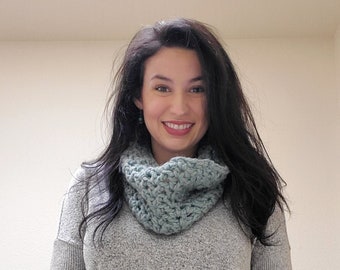 Crochet Cowl // Crochet Scarf // Scarf for Women // Chunky Cowl // Cozy Cowl