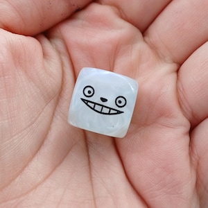 Smiling Face and Leaves Dice - ONE Engraved D6 Dice - 16mm