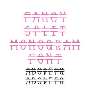 Op de afbeelding: Op een witte achtergrond staan de woorden "FANCY SPLIT MONOGRAM FONT" in roze, met lettertypevoorbeelden. Daaronder wordt het alfabet in zwart getoond, om de stijl van het lettertype te demonstreren.