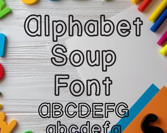 Könnte beinhalten: Ein weißes Blatt Papier mit den Worten "Alphabet Soup Font" in einer fett umrandeten Schriftart. Darunter werden die Buchstaben "ABCDEFG" und "abcdefg" angezeigt. Bunte Buchstaben und Marker umgeben das Papier und schaffen ein spielerisches, lehrreiches Thema.