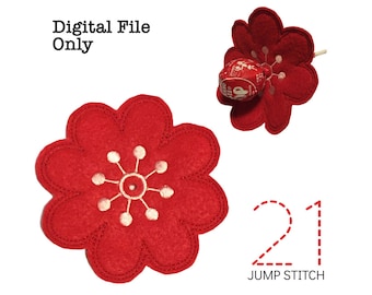 Könnte beinhalten: Rote Filzblume mit einem weißen gestickten Design in der Mitte. Die Blume hat 21 Sprungstich. Nur digitale Datei.