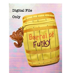 Op de afbeelding: Een gele kunstleren tonvormige tas met een ritssluiting. De tas heeft een zwart-gele gestreepte print en de tekst "Barrel of Funky" is geborduurd op de voorkant. Een kleine bruine aapbedel is bevestigd aan de rits.