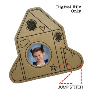 Marco de imagen ITH Cardboard Rocket * ARCHIVO DIGITAL * En el diseño de bordado del aro