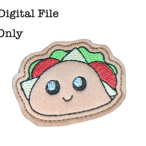 Op de afbeelding: Borduurwerk van een cartoon-taco met een glimlachend gezicht, groene sla, rode tomaat en witte kaas. De taco is bruin en heeft een gestikte omtrek.