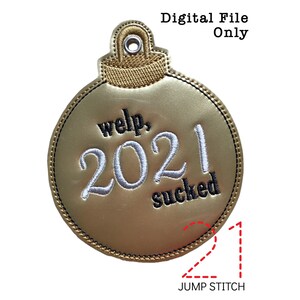 Puede incluir: Adorno navideño dorado con bordado blanco que dice "welp, 2021 sucked".