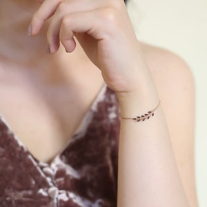 Minimalistisches Roségold-Blattarmband mit schwarzen Onyxsteinen