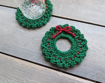 Christmas wreath coaster set , 4 wreath coasters made with green and red cotton yarn.